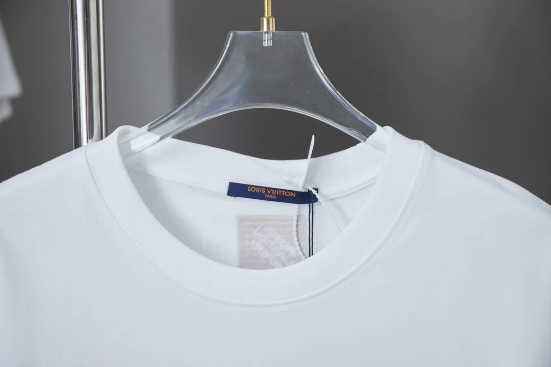 🅿️180 Louis LV 25ss new early spring short-sleeved LV letter logo embroidered short-sleeved light luxury essential item for daily commuting for men and women Correct version Welcome to compare Detailed features · Gold thread embroidery chapter technology is combined, interweaving metal threads with other silk threads · Double-needle stitching cross-stitch technology · Original main mark washed tag brand moisture-proof paper packaging Color: black/white Size: S/M/L/XL